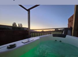 Cwtch Glamping Shepherds Huts, glamping en Abergavenny