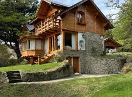 CASA de MONTAÑA CON VISTA AL LAGO