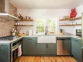 Downtown Greenway Getaway Pet Friendly