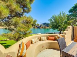 Lakefront Unit with Dock in Carlsbad!, hotell sihtkohas Carlsbad