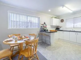 Lorikeet Retreat 2 Pet Friendly Air Conditioned Holiday House