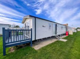 Beautiful 8 Berth Caravan With Decking At Naze Marine Park, Essex Ref 17184P, hotel in Walton-on-the-Naze