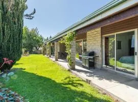 Sunlit Solace - Wanaka Holiday Home