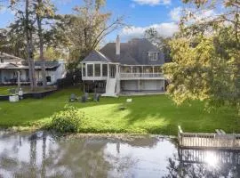 Woodlands Area Lake View Retreat