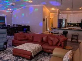 Large, Modern, Cozy Oasis near Seacliff Views - Central AC - Pets Ok