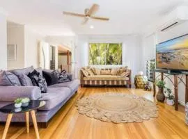 Palm Breeze Hideaway 3 BR - 1 Min to Shops