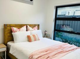 Modern 2BR Townhouse Preston Long Term Stays & Pet Friendly, hotel i Melbourne