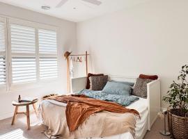 Escape to a Stylish Retreat House in Parkdale, guest house in Parkdale