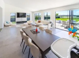 Elegant 4BR Retreat with Garage, Family friendly
