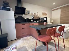 Studio pied de coline LYVIN, hotel v destinaci Ginasservis