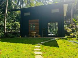 Casita Luna Tiny Home with garden kitchen wifi 2 scooters，愛妮島的獨立小屋