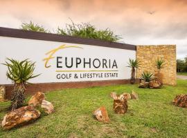 Euphoria Golf Estate House 196 Rooibok, hotel v destinaci Naboomspruit