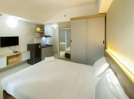 Homey and Well Furnished Studio Gateway Park LRT City Jatibening Apartment By Travelio