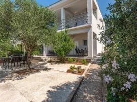 2 Bedroom Cozy Apartment In Zaboric