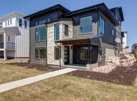 6-Bedroom House, Sleeps 25, Tesla Friendly, New Build Near PCMR, Rooftop Spa