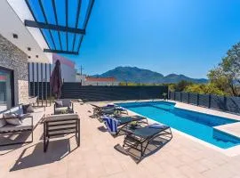"Casa Mia" Luxury villa with heated swimming pool with jacuzzi