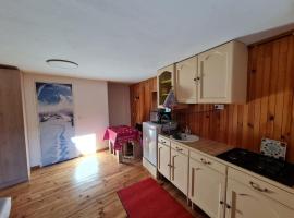 Le coquelicot, &xi;&epsilon;&nu;&omicron;&delta;&omicron;&chi;&epsilon;ί&omicron; &mu;&epsilon; &pi;ά&rho;&kappa;&iota;&nu;&gamma;&kappa; &sigma;&epsilon; Val Cenis