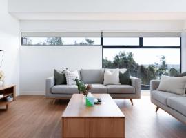 Modern Beaconsfield Retreat with Town Views, hotel v destinaci Beaconsfield