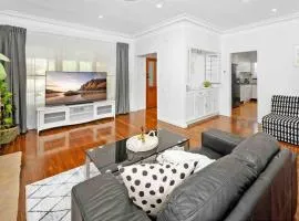 3-Bedroom House near Train Station with Netflix