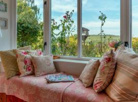 Charming 17th Cent Secluded Country Cottage Garden - Pass the Keys, ξενοδοχείο σε Eccleshall