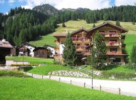 Hotel Dolomites Inn, hotell i Canazei