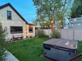 Bo's Queen Anne with Hot Tub and fenced backyard