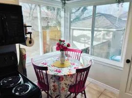 Bo's charming two bedroom with shared HOT TUB