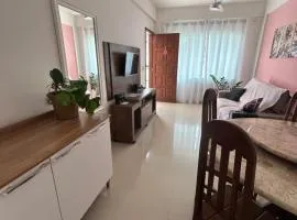 Apê 101 5 min praia Abricó Rio das Ostras 2 quartos 4 pessoas com área externa com churrasqueira e rede