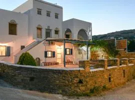 La Luna in Agia Barbara Tinos