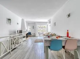 Azula - Bright and airy 2 bedroom apartment with p