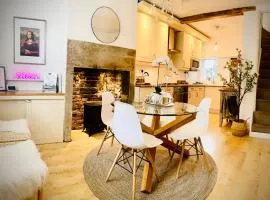 The Tenth House, Grade II Listed Georgian Town House, Wirksworth, Derbyshire, Peak District Cottage, Sleeps 4