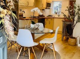 The Tenth House, Grade II Listed Georgian Town House, Wirksworth, Derbyshire, Peak District Cottage, Sleeps 4, family hotel in Wirksworth