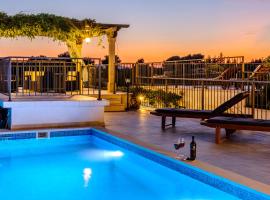 Villa Julia with heated pool and hot tub, ideal for large groups, hotel in Milna