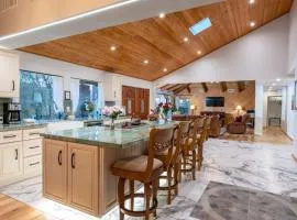 Sunset Retreat- TWO houses with hot tub, firepit, multiple kitchens, sleeps 20