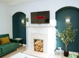 3bedrooms Stylish Home with Free Parking & Hot Tub