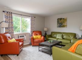 Midcentury Modern 2br Comfort Near The Greene!, hotel v destinaci Kettering