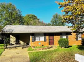 Comfortable Tuscaloosa Retreat，位于塔斯卡卢萨的酒店