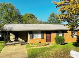 Comfortable Tuscaloosa Retreat