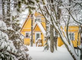 Chalet des Aurores, repos au lac et spa, Hotel in Audet