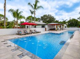 1 Mi to Boat Ramp The Islander Home with Yard, hotell i Stuart