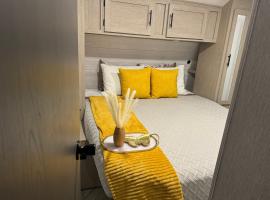 Cozy Stationary RV Getaway, hotel di Las Vegas