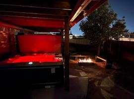 HotTub-King Bed -Fire pit-BBQ-Pristine Kitchen, hotel in Odessa