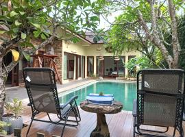 Bali Bliss Villa Tiban Batam，瑟古邦的附設泳池的飯店
