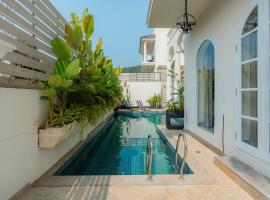 ELIVAAS 4 BHK Villa with Pvt Pool & Jacuzzi-Yashgeet, hotel v destinácii Siolim