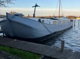 Unieke beleving op het water, de Prinsenboot.