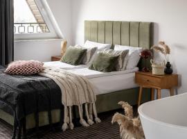 OBERŻA POD RÓŻĄ restauracja, sauny, jacuzzi، فندق في نوفه تارخ