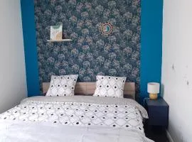 L'artistique, 4 lits, 2 chambres, stationnement gratuit, spacieux, atypique