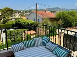 Chic T2 Vue Mer Terrasse Clim & Parking à Sanary, 7mn à pied de la plage et du centre ville