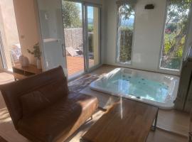 logement avec jacuzzi, chalupa v destinaci Joucas