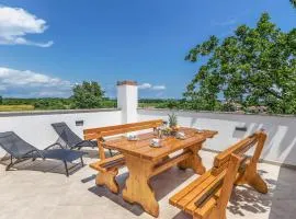 3 Bedroom Gorgeous Apartment In Muntic